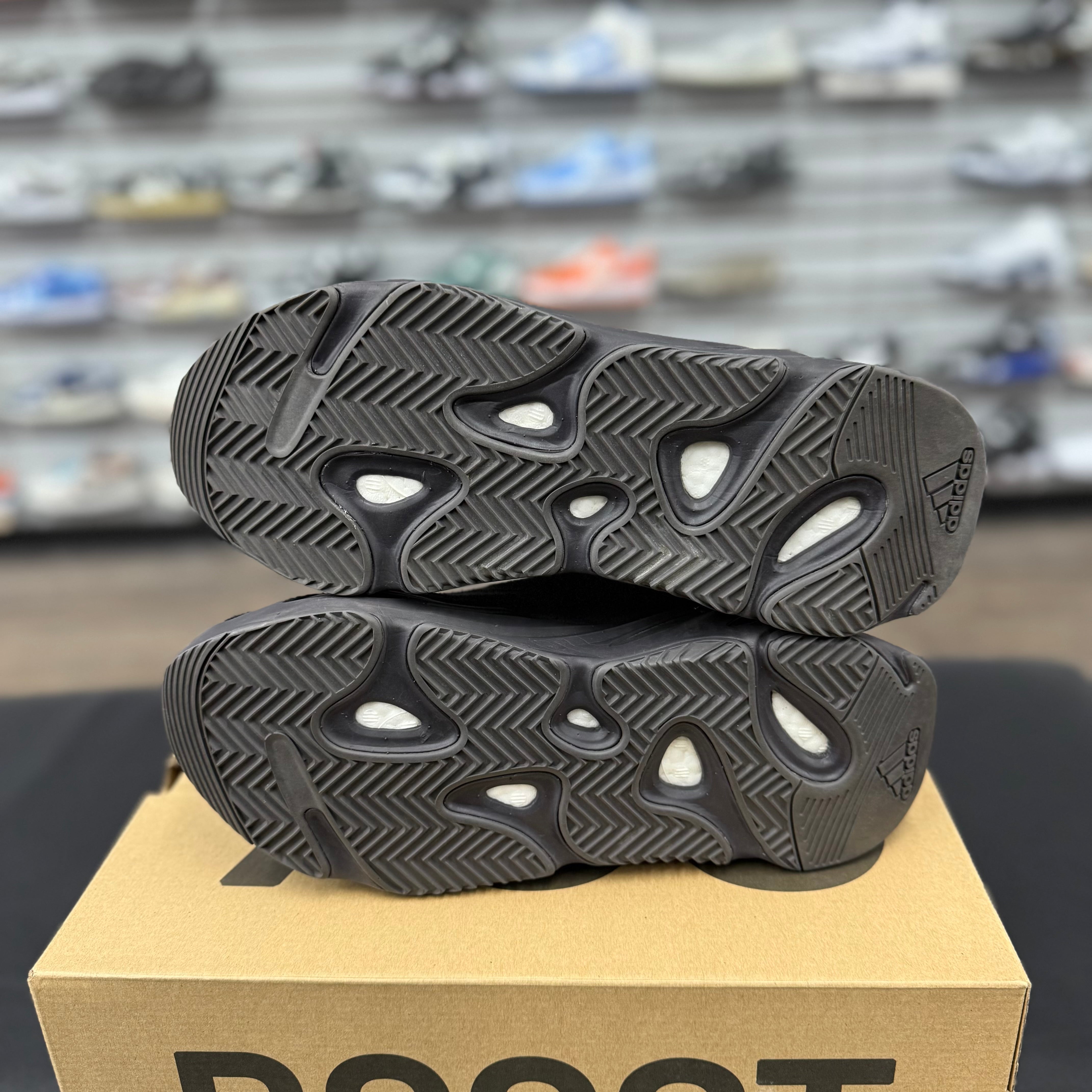 yeezy 700 boost box adidas Wave Runner Sz 5.5 (PREOWNED)(NO BOX) Restock Ave A mesh base is finished in grey on the quarter panels and bright blue and teal on the forefoot 700 Wave Adidas Yeezy 700